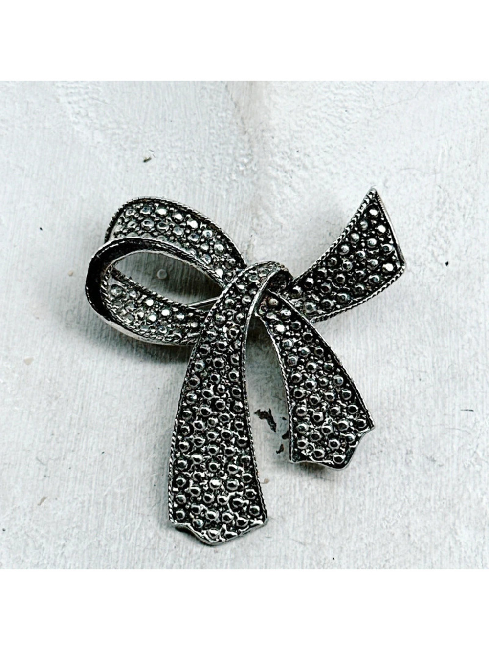 2556mc. Pewtertone Vintage Bow Brooch